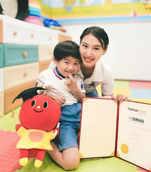 香港女星痛哭控訴前夫是騙子！榨干百萬(wàn)存款不工作，經(jīng)常發(fā)狂鬧事