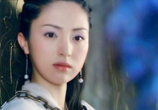 在古裝劇中女星被綁的瞬間，李綺紅讓人哭笑不得，董璇眉目如畫
