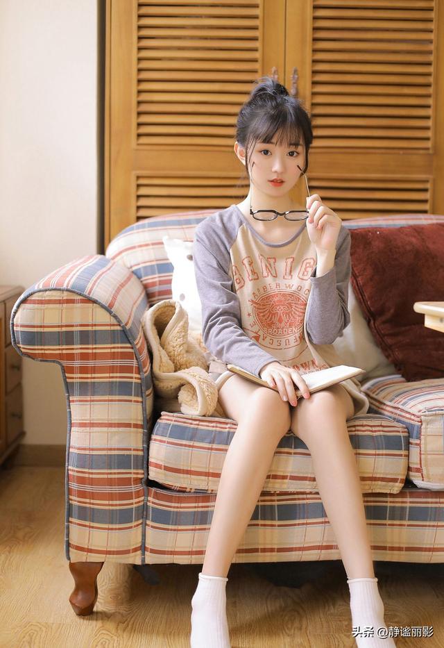 【美腿翹臀】玉兔Miki灰衣吊帶短褲居家慵懶寫真
