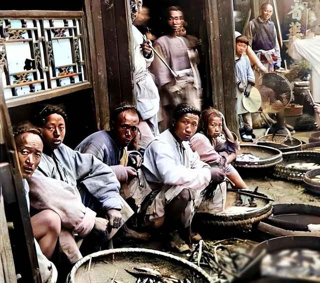 日軍獸行照片：當著父親的面玷污他女兒，臨走還殘忍割下妻子乳房