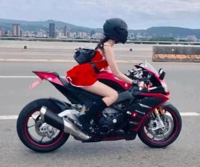 心疼！美女騎手穿超短褲不幸摔倒走光露出臀部！大喊我的內(nèi)褲