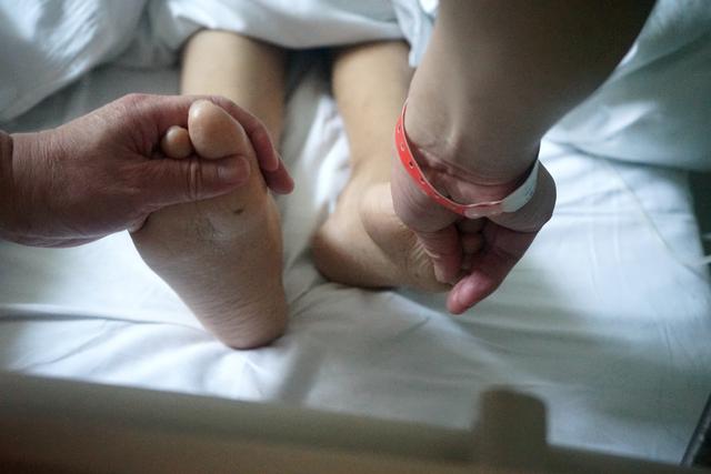 16歲美少女突發(fā)重病變丑仍樂觀，病床上放聲高歌，安慰爸爸不要哭