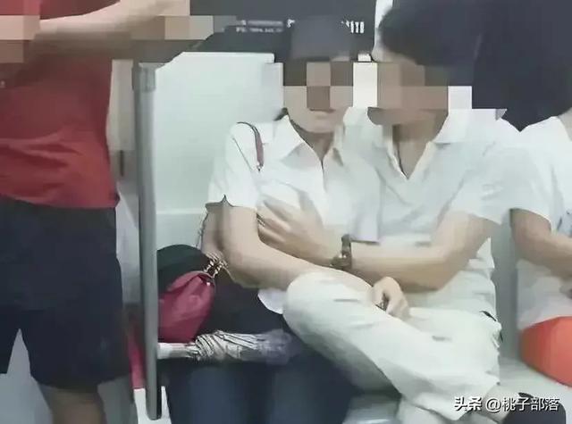 地鐵情侶當(dāng)眾激情親吻摸胸，女子閉眼陶醉，網(wǎng)友直呼辣眼！