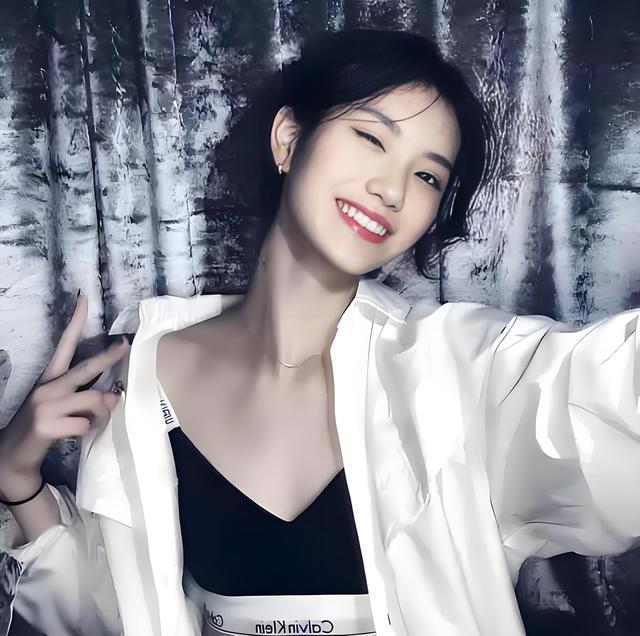 田徑女神夏思凝穿半透明蕾絲衣裙露性感曲線，網(wǎng)友噴：尺度過大