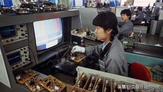 30張屈辱照片：德國女犯一絲不掛被槍決，被拍賣的大胸女人