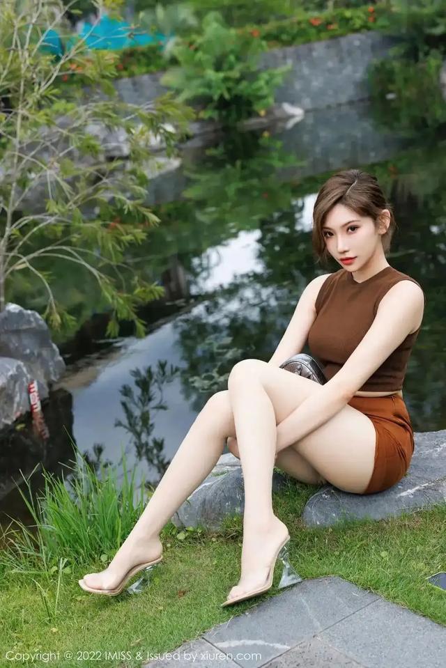 嫵媚動人緊身熱辣短褲美女小姐姐，擺造型，秀170美腿