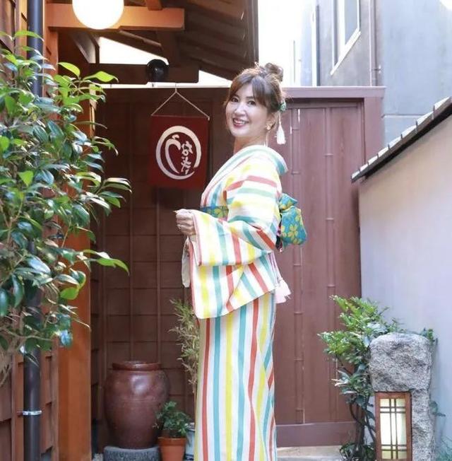 日本71歲美女奶奶顏值逆齡，身材不輸少女！和孫子出門被認(rèn)母子