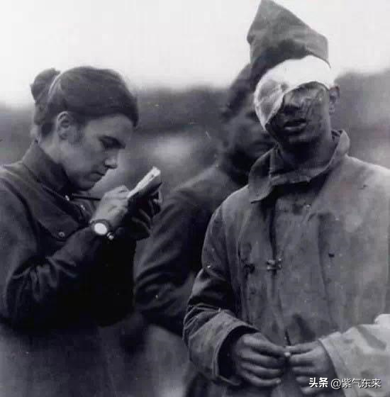 罕見恥辱老照片：被拍賣的大胸女人，全裸女人被男人拿槍指著