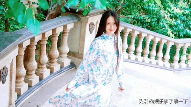 向佐？郭碧婷壁紙分享：翠花長(zhǎng)裙，黑長(zhǎng)直，盡顯女神氣質(zhì)