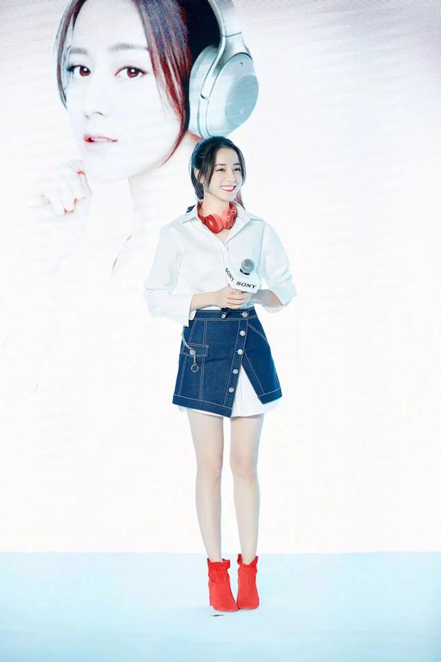 迪麗熱巴秀身材拉仇恨，纖腰細(xì)腿小翹臀，背后視角更迷人