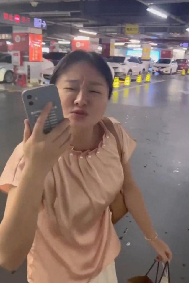 女子車(chē)上脫鞋躺下，后座不停換姿勢(shì)，司機(jī)目睹后表情尷尬