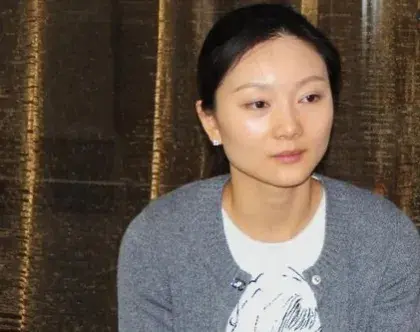 “土妹”陳婷：18歲跟了張藝謀，無(wú)名無(wú)分伺候11年，現(xiàn)終于成贏家