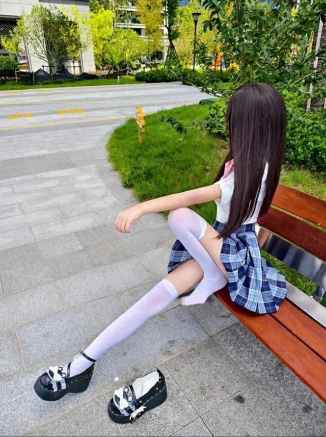 jk美女，白絲過(guò)膝襪，坐在長(zhǎng)椅上，玉足