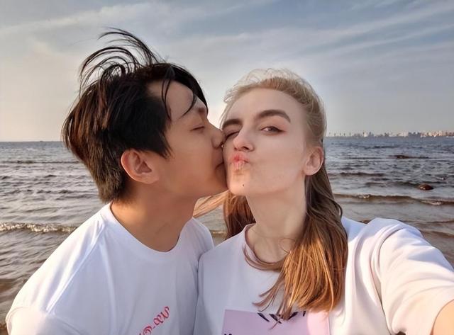 中國留學生愛上俄羅斯美女，每天被女友親上百次，睡個懶覺都不成