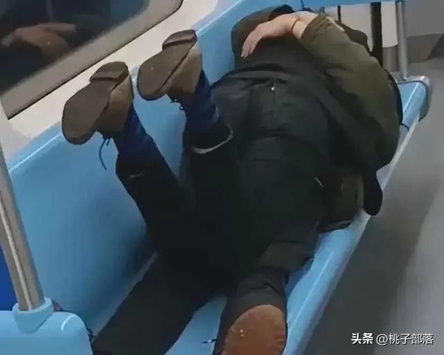地鐵情侶當(dāng)眾激情親吻摸胸，女子閉眼陶醉，網(wǎng)友直呼辣眼！