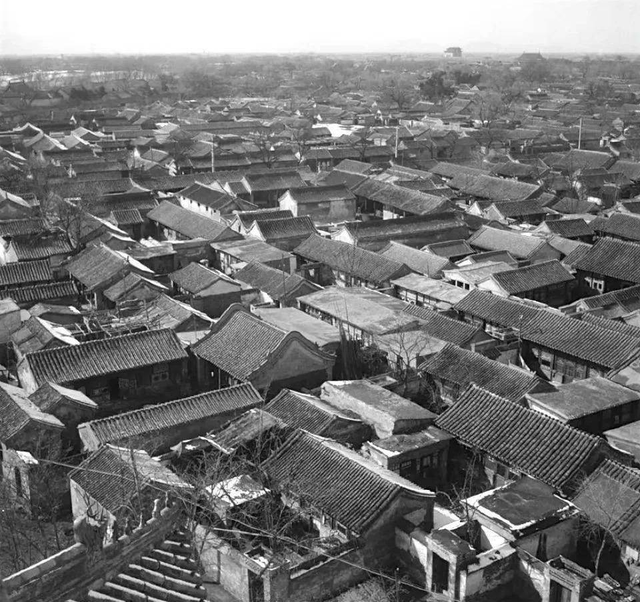 侵華日軍殘酷暴行，女子為活命脫下衣服讓日本人拍攝，侮辱至死