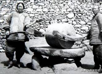 卑鄙齷齪老照片：青樓女子妖嬈多姿，婦女露胸喂奶被孩子撕扯衣服