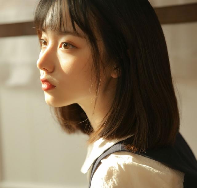 水汪汪眼睛美女學(xué)生，清爽短發(fā)校園制服寫真圖片