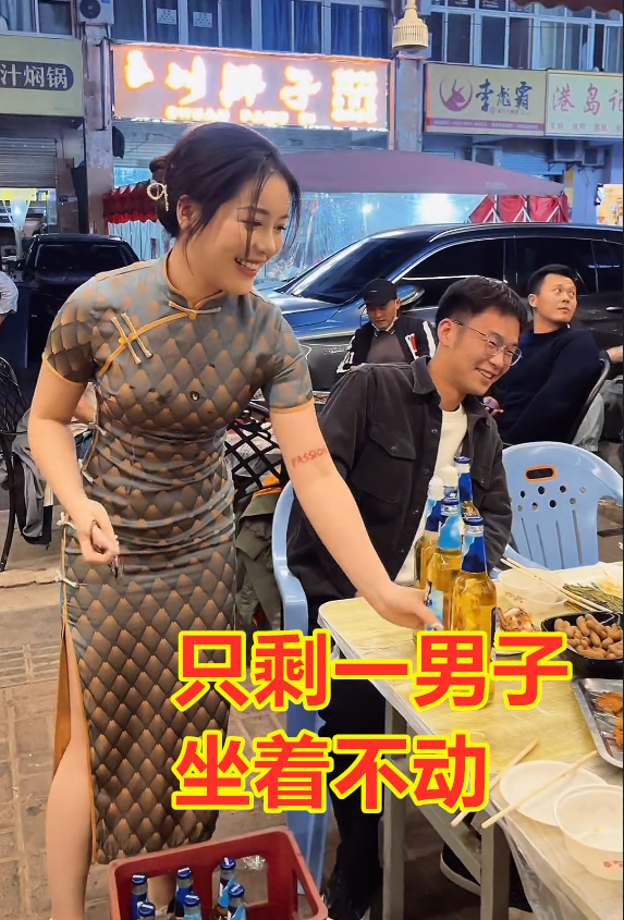 老板娘“花式”開啤酒，故意“使壞”噴食客一臉，被噴男子笑開花