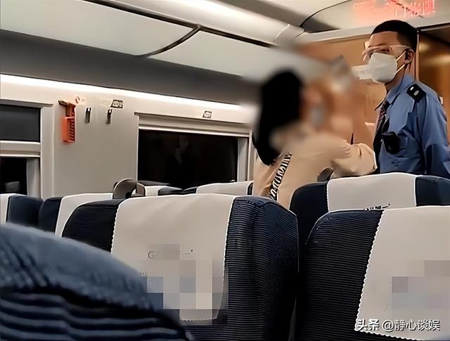 湖北年輕女子“一絲不掛”大鬧高鐵，當眾表演全裸劈叉，驚呆乘客