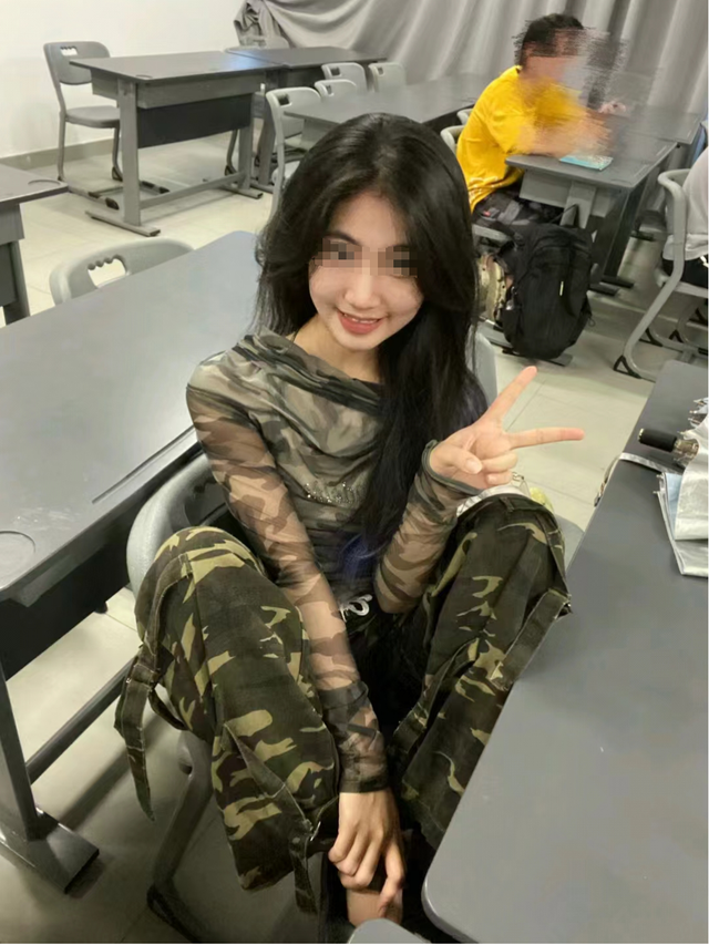 軍裝變“日式制服短裙”，女大學生的爆改讓網(wǎng)友炸鍋：不懂尊重！