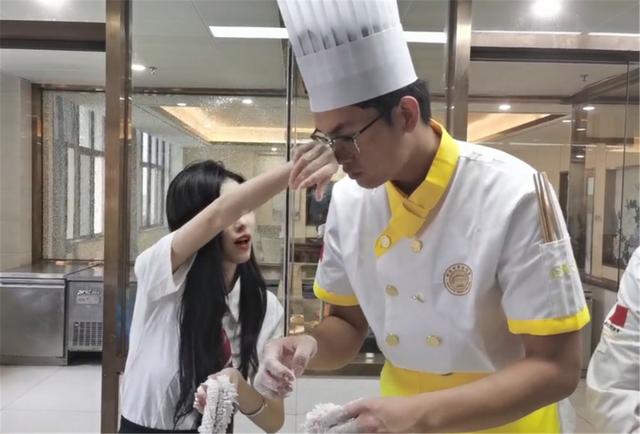 奶兔胡媛媛JK裝學(xué)做菜，白襪吸睛幫學(xué)弟擦汗！網(wǎng)友：夢(mèng)導(dǎo)哭暈廁所