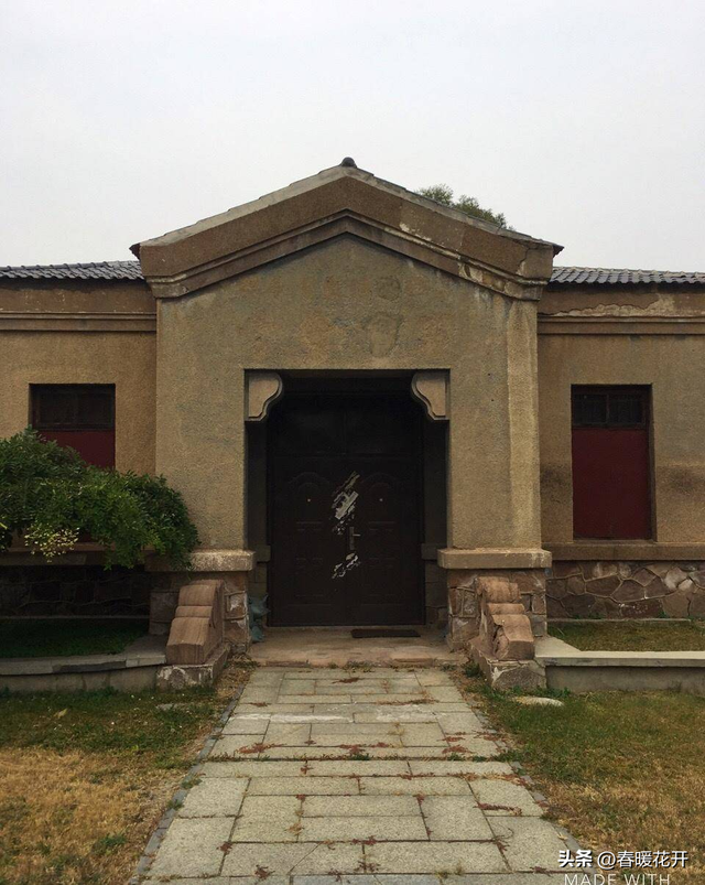 卑鄙齷齪老照片：青樓女子妖嬈多姿，婦女露胸喂奶被孩子撕扯衣服