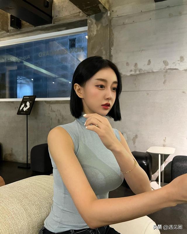 短發(fā)正妹火辣對鏡自拍「??」性感泳裝誘惑！