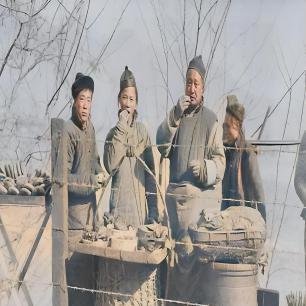 卑鄙齷齪老照片：青樓女子妖嬈多姿，婦女露胸喂奶被孩子撕扯衣服