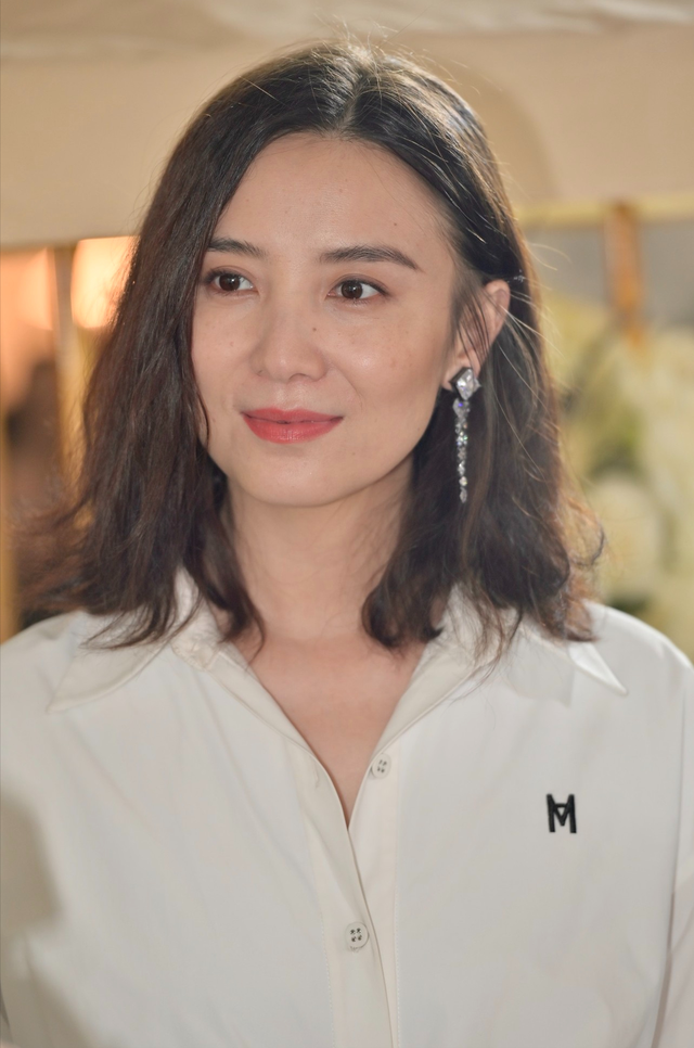 43歲宋佳近照！腋下婦乳明顯，真空禮服險(xiǎn)走光，胳膊上痕跡引熱議