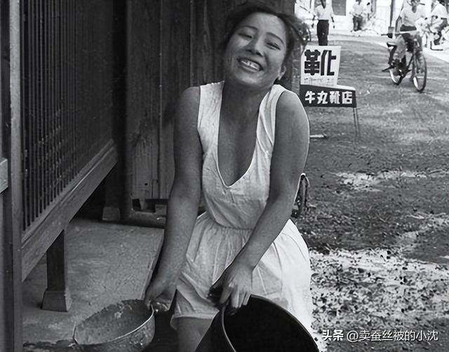 30張屈辱照片：德國女犯一絲不掛被槍決，被拍賣的大胸女人