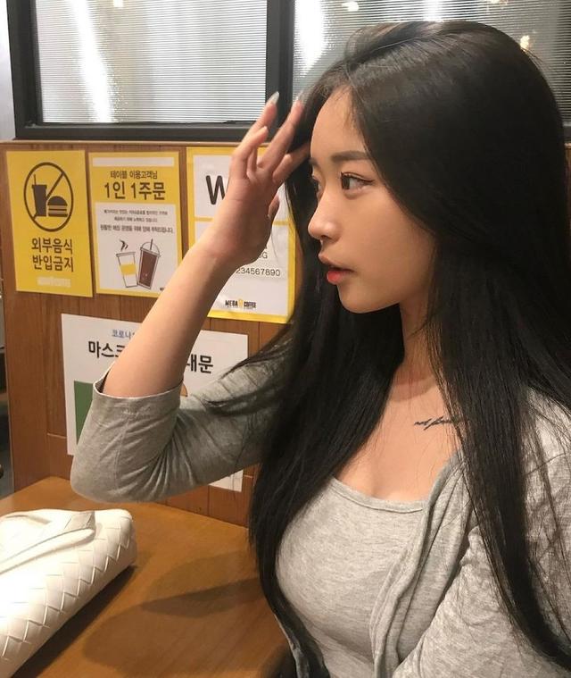高校制服正妹年紀(jì)輕輕發(fā)育好好，自拍時的曲線太撩人
