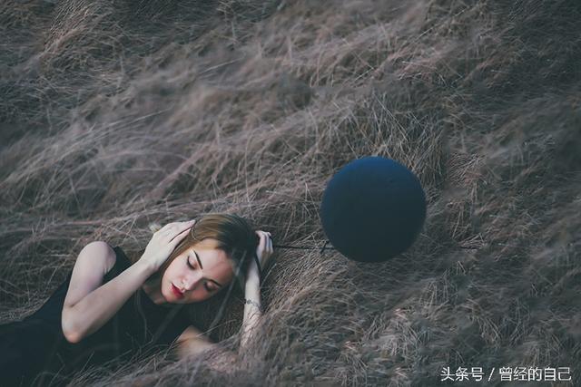 俄羅斯美女在草原上的寫真，美到爆，不是那些女主播能比的。