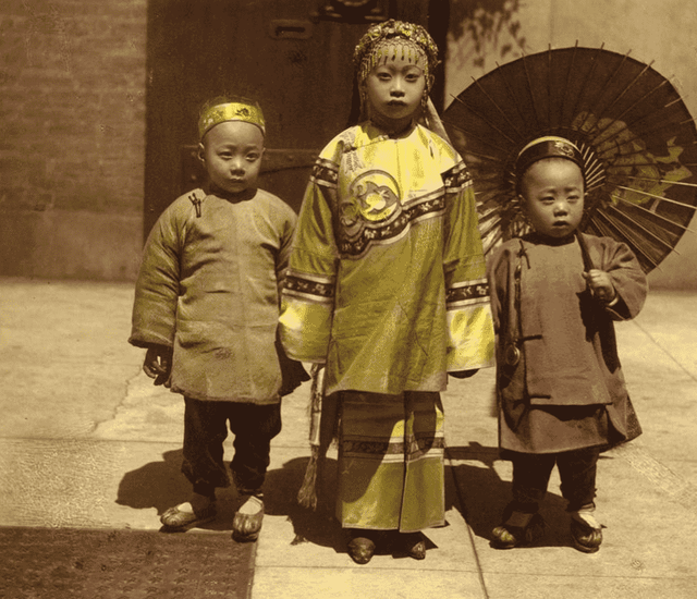 日軍獸行照片：當著父親的面玷污他女兒，臨走還殘忍割下妻子乳房