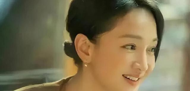 抽煙成癮的六位女明星，個個都是老煙民，劉亦菲14歲就會抽煙了