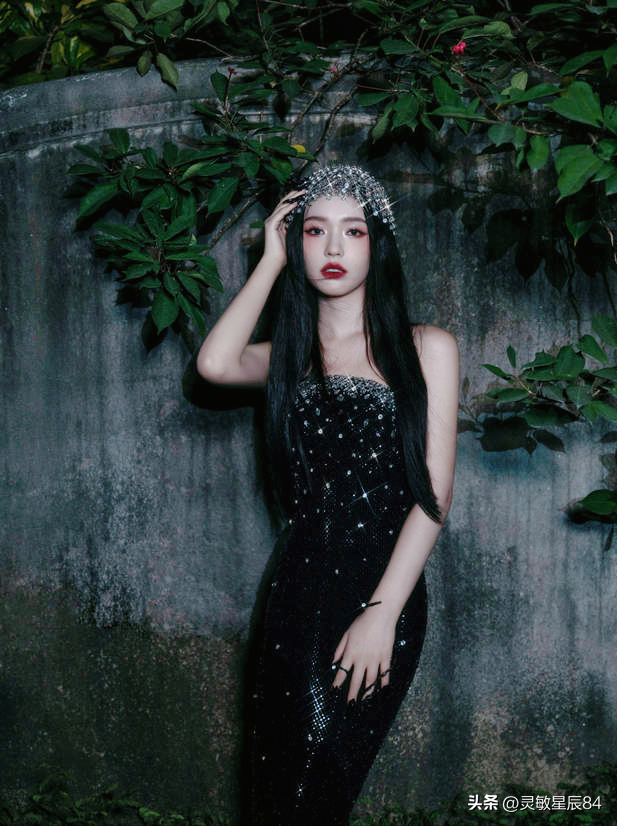 林允穿黑色鑲鉆緊身裙性感迷人 化身叢林蛇女神秘嫵媚！