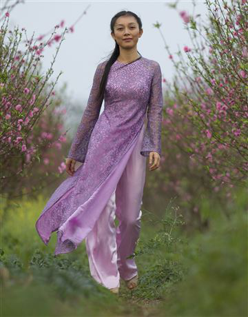 美國(guó)女歌手穿越南奧黛露大腿 越南網(wǎng)友:趕緊穿上褲子