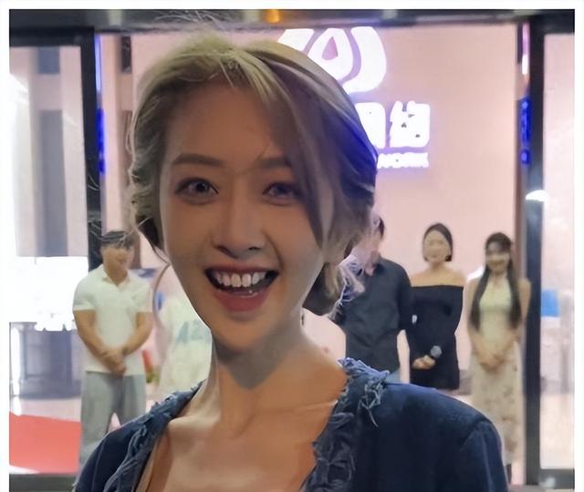三只羊：性感美女主播卓仕琳，拌胸寫真身材勁爆，連看99次??！