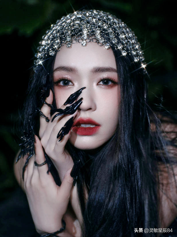 林允穿黑色鑲鉆緊身裙性感迷人 化身叢林蛇女神秘嫵媚！