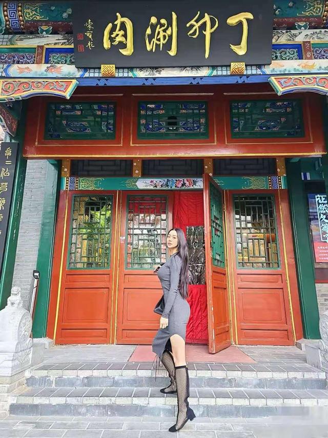 韓國(guó)已婚性感女星秀S曲線，大胸翹臀腿還長(zhǎng)，緊身裙拍照姿勢(shì)撩人