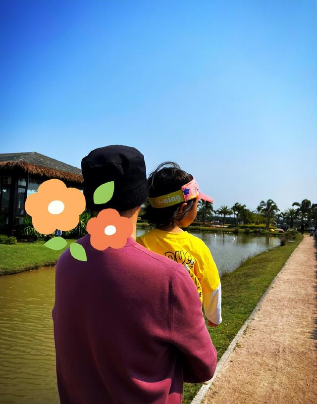 53歲孫紅雷帶妻女韓國(guó)度假，獲美女粉絲挽手合照，笑得滿面春風(fēng)