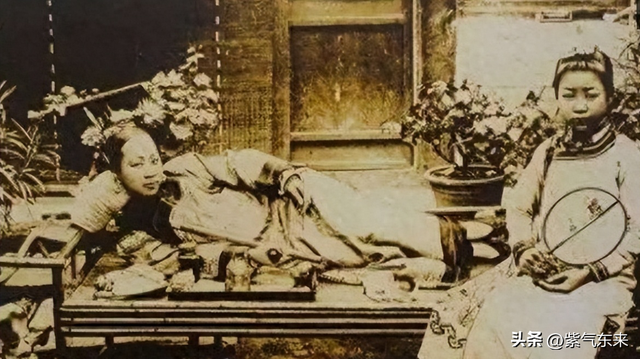 罕見(jiàn)照片：日本女人竟如此開(kāi)放大膽，女學(xué)生脫光衣服全身赤裸上課