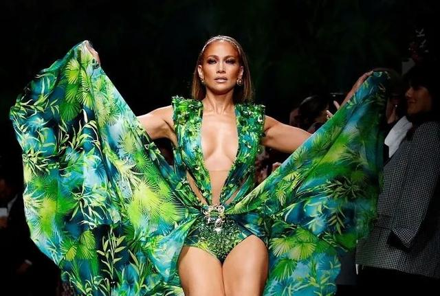 Jennifer Lopez 全裸拍新歌封面，這身材51歲？