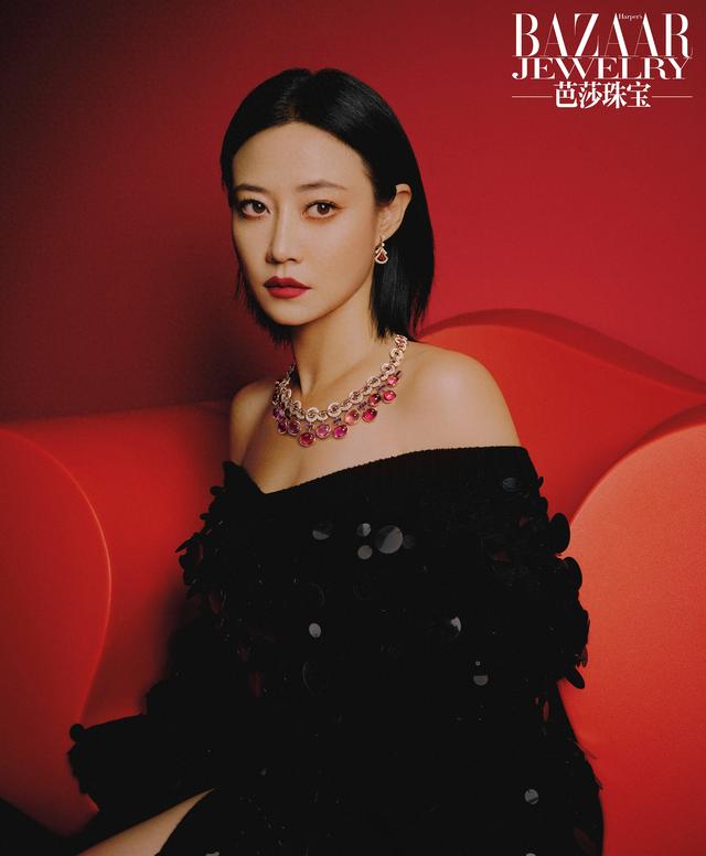 譚卓蛇系美人大片露優(yōu)越骨相 眼神冷艷魅惑太撩人