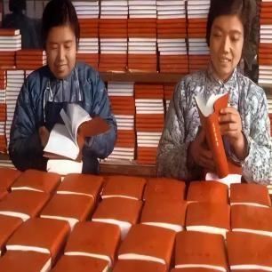 卑鄙齷齪老照片：青樓女子妖嬈多姿，婦女露胸喂奶被孩子撕扯衣服
