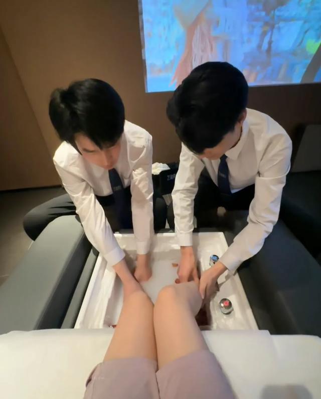 帥哥太香了 美女小姐姐曬出自己足浴日常 網(wǎng)友:月薪兩千多久能去