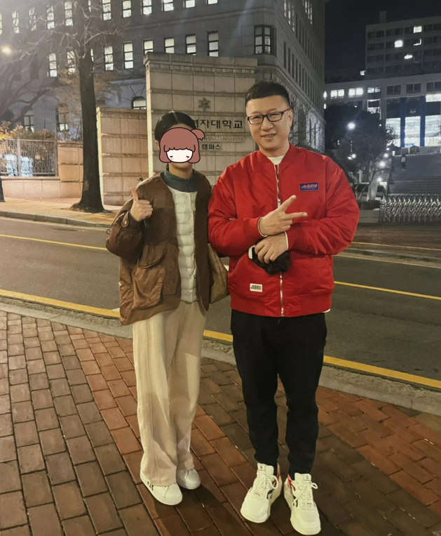 53歲孫紅雷帶妻女韓國(guó)度假，獲美女粉絲挽手合照，笑得滿面春風(fēng)