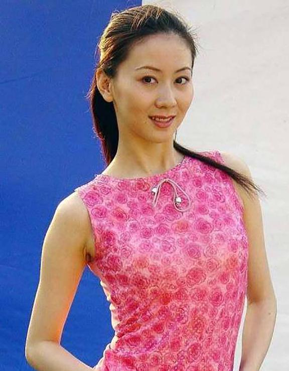 中國初代裸模湯加麗：被父親嫌棄，和丈夫離婚，今48歲成單親媽媽