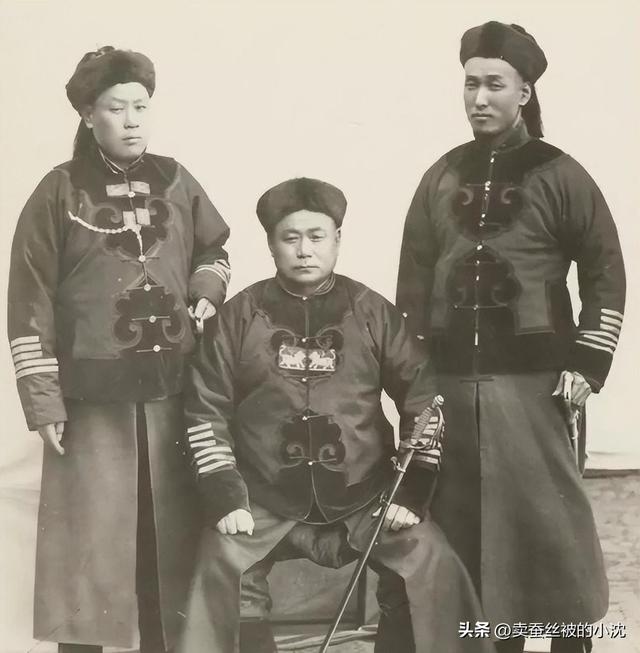 30張屈辱照片：德國女犯一絲不掛被槍決，被拍賣的大胸女人