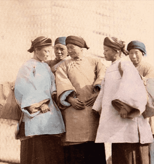 卑鄙齷齪老照片：青樓女子妖嬈多姿，婦女露胸喂奶被孩子撕扯衣服